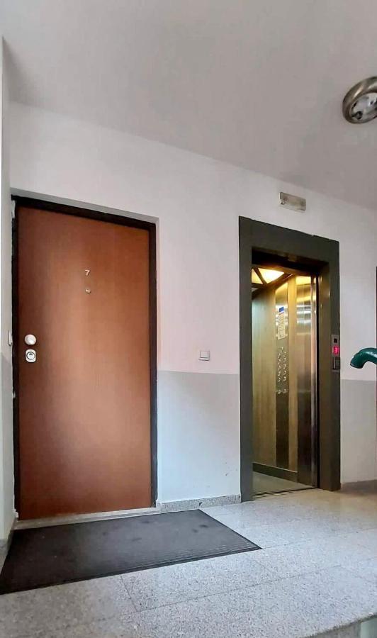 Bright & Lovely Apartment In The City Center Pristina Exterior foto
